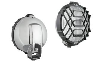 Phare halogène d'antibrouillard dans un boîtier chromé